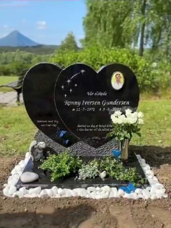 Tumba modelo corazones de Granito Negro Aracruz